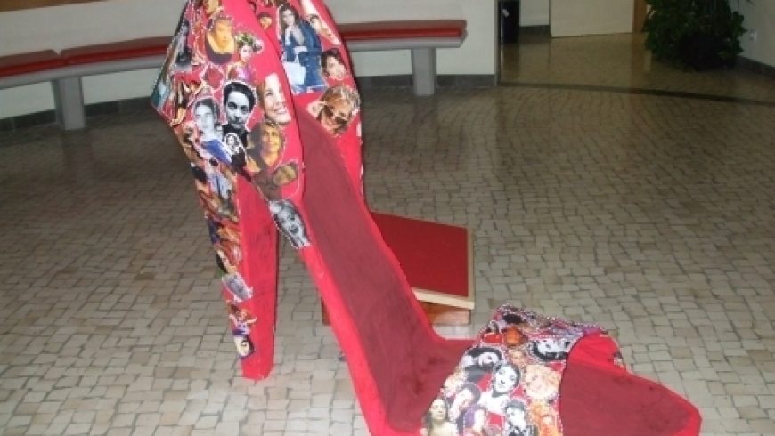 Sapato Gigante Evoca Dia Da Mulher Na Lati