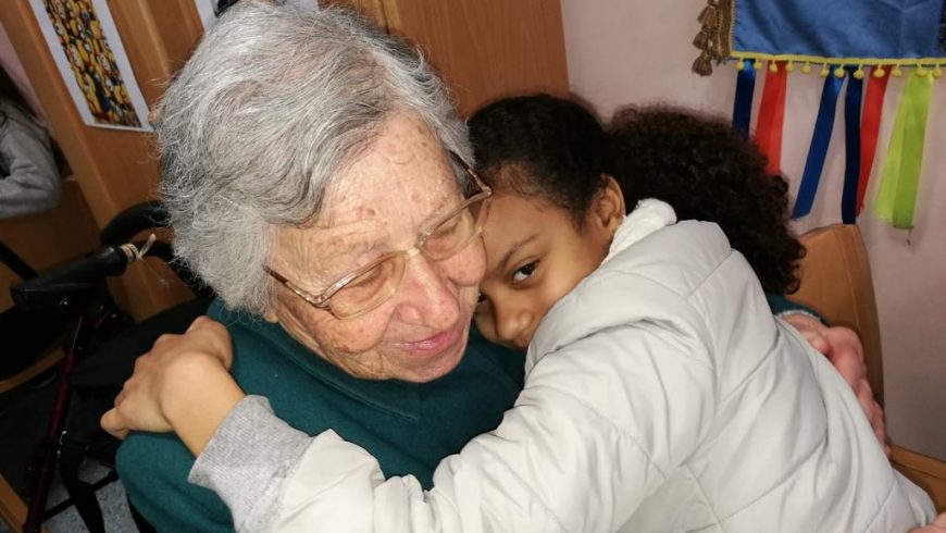 No Dia dos Namorados, idosos e crianças partilham conversas sobre o amor