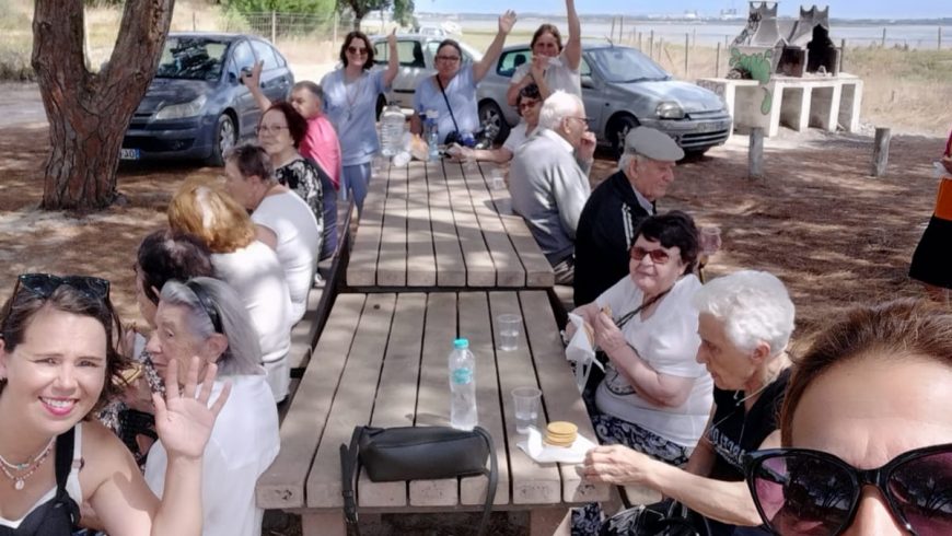 Idosos passeiam na Gâmbia